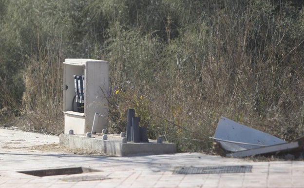 Caja de distribución del tendido eléctrico incluida en la zona que ha sido saqueada. 