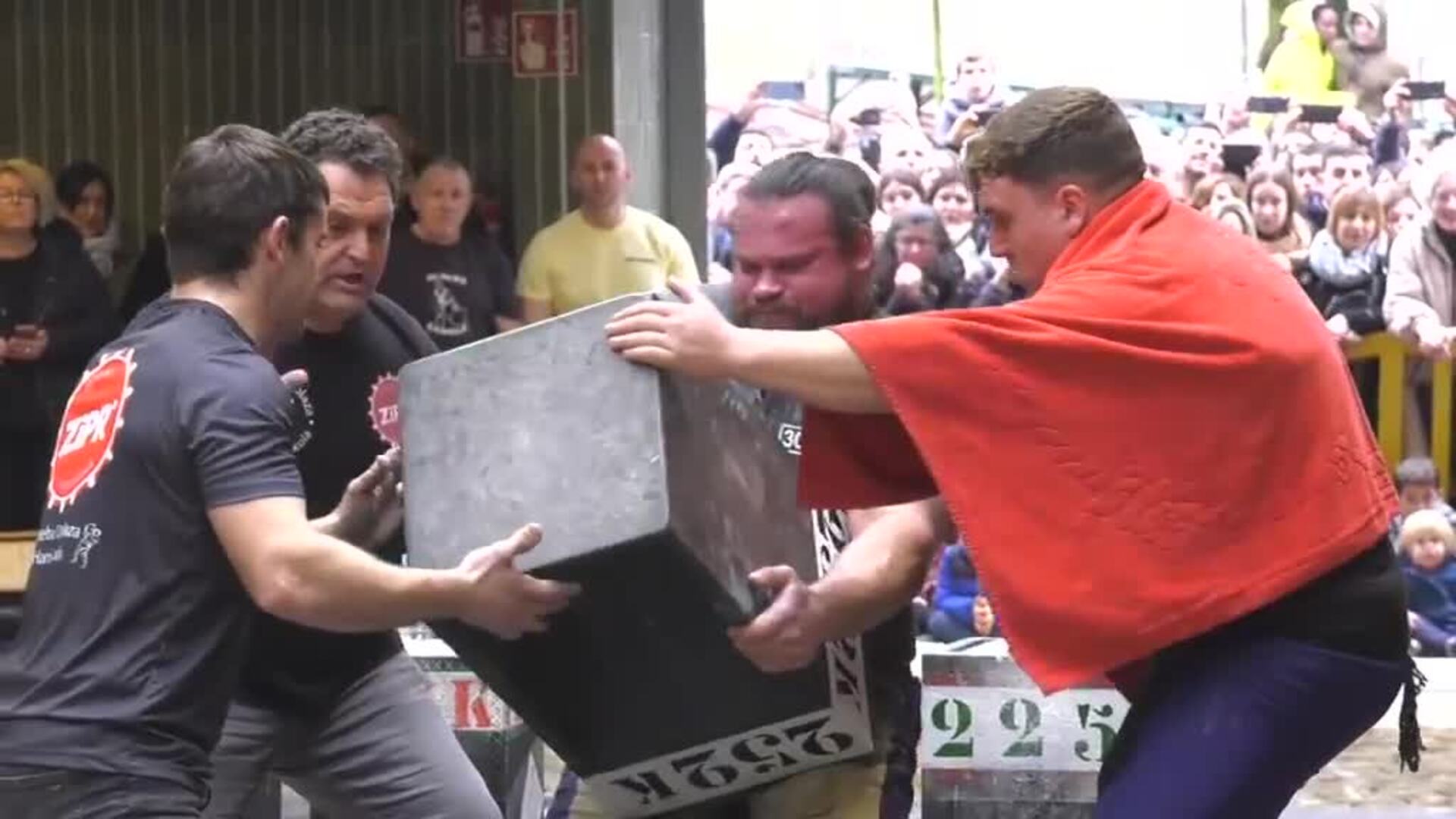 El "hombre más fuerte del mundo" se reta con los 'harrijasotzailes' vascos en levantamiento de piedra