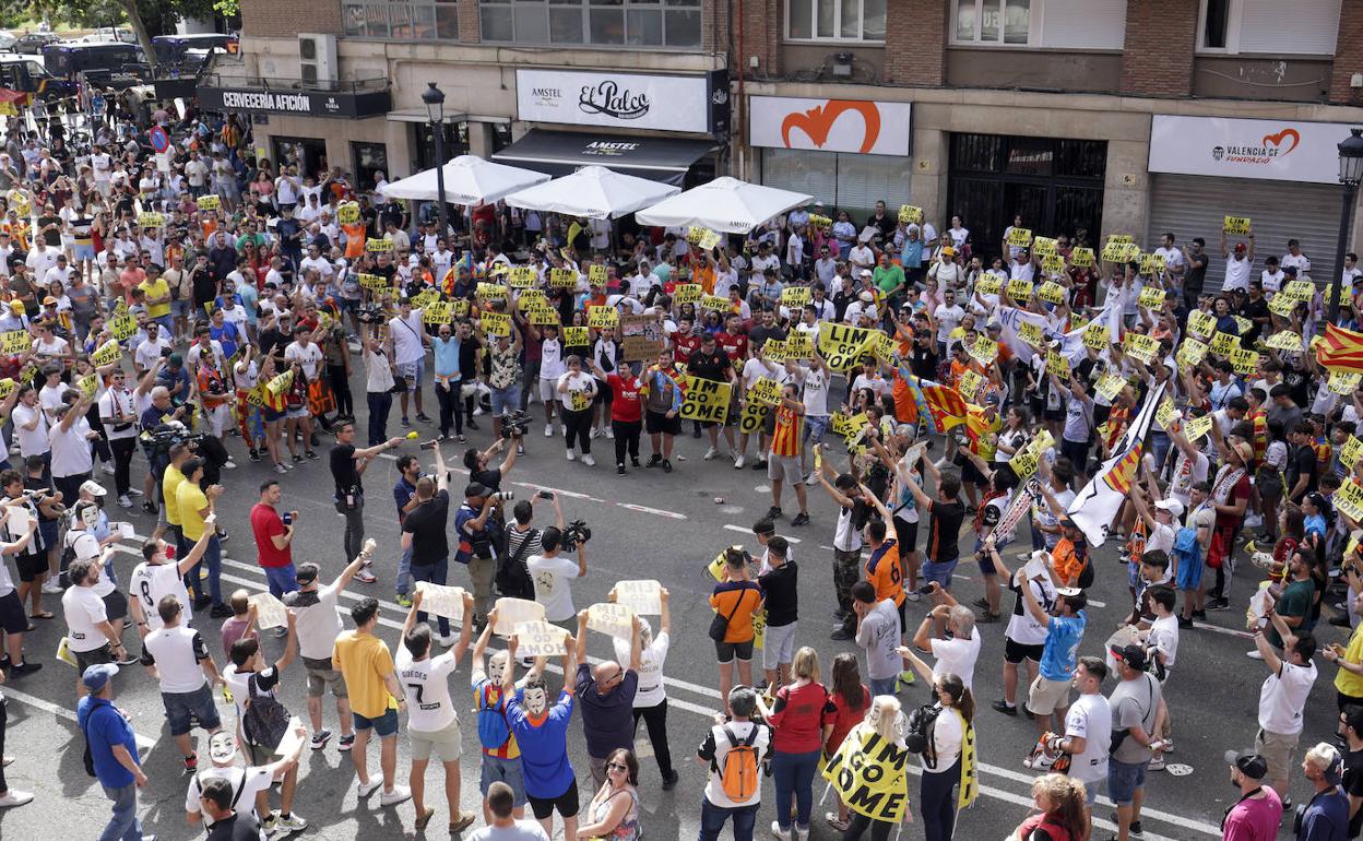 Los aficionados, en la calle junto a Mestalla. 