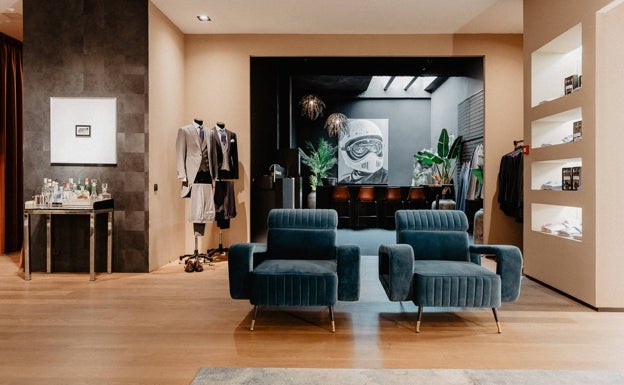 Imagen principal - Arriba, Blackcape, la boutique de moda masculina de Isabel Cosme, una histórica de la moda. Abajo, Chapeua, que encargó al arquitecto Ramón Esteve su interiorismo . A la derecha,Sie7e Jewels, a cargo de Hernández Aquitectos. 