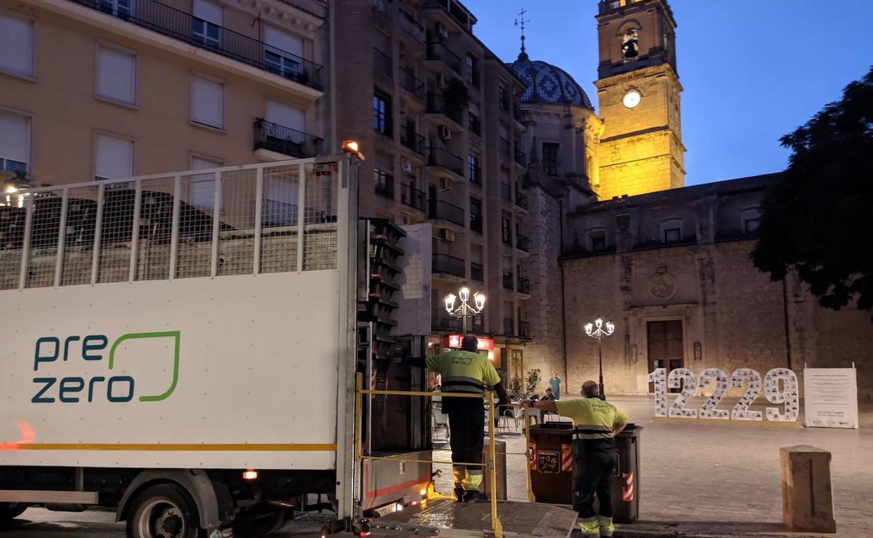 Un camión de recogida de basura en Carcaixent. 