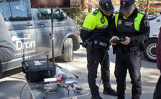 Imagen principal - Drones y cámaras personales refuerzan el trabajo de los policías locales
