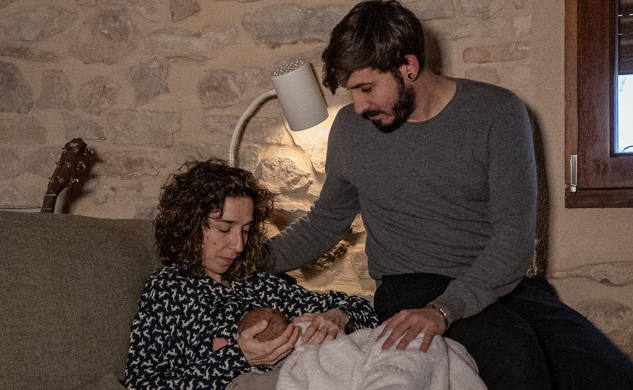 Carlos y Raquel, con la pequeña Francesca, en su casa de Carrícola. 