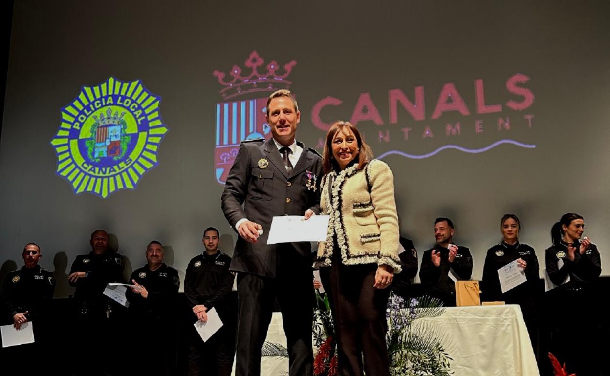 Un momento del reconocimiento a los agentes de la Policía Local y Guardia Civil. 