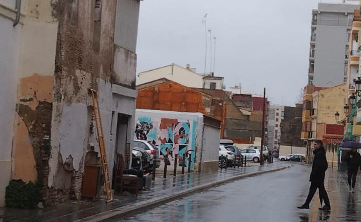 La casa en ruinas donde murió la mujer. 