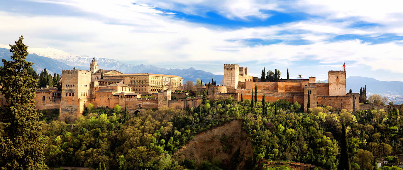 Granada. Ver la puesta del sol desde el Mirador de San Nicolás no tiene precio, según Booking. Y tampoco, disfrutar de un romántico paseo por la Alhambra.