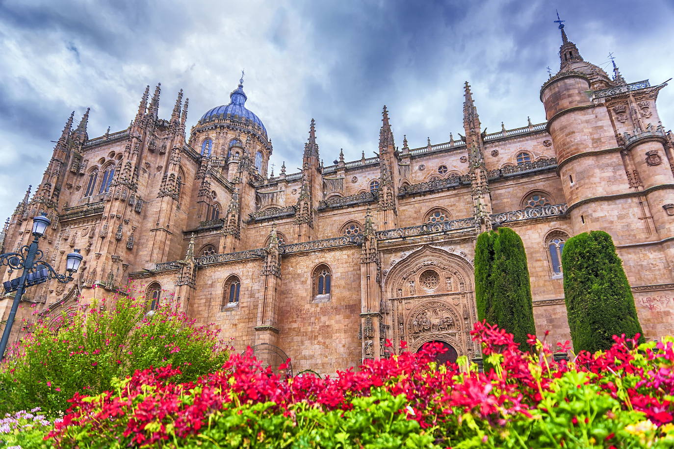 Salamanca. Conocida por albergar la Universidad más antigua de España, fundada en el año 1218 por el Rey Alfonso IX, Salamanca es también el escenario de una de las historias más conocidas en el mundo, la de Calisto y Melibea, los amantes de la tragicomedia de Fernando de Rojas, 'La Celestina'.