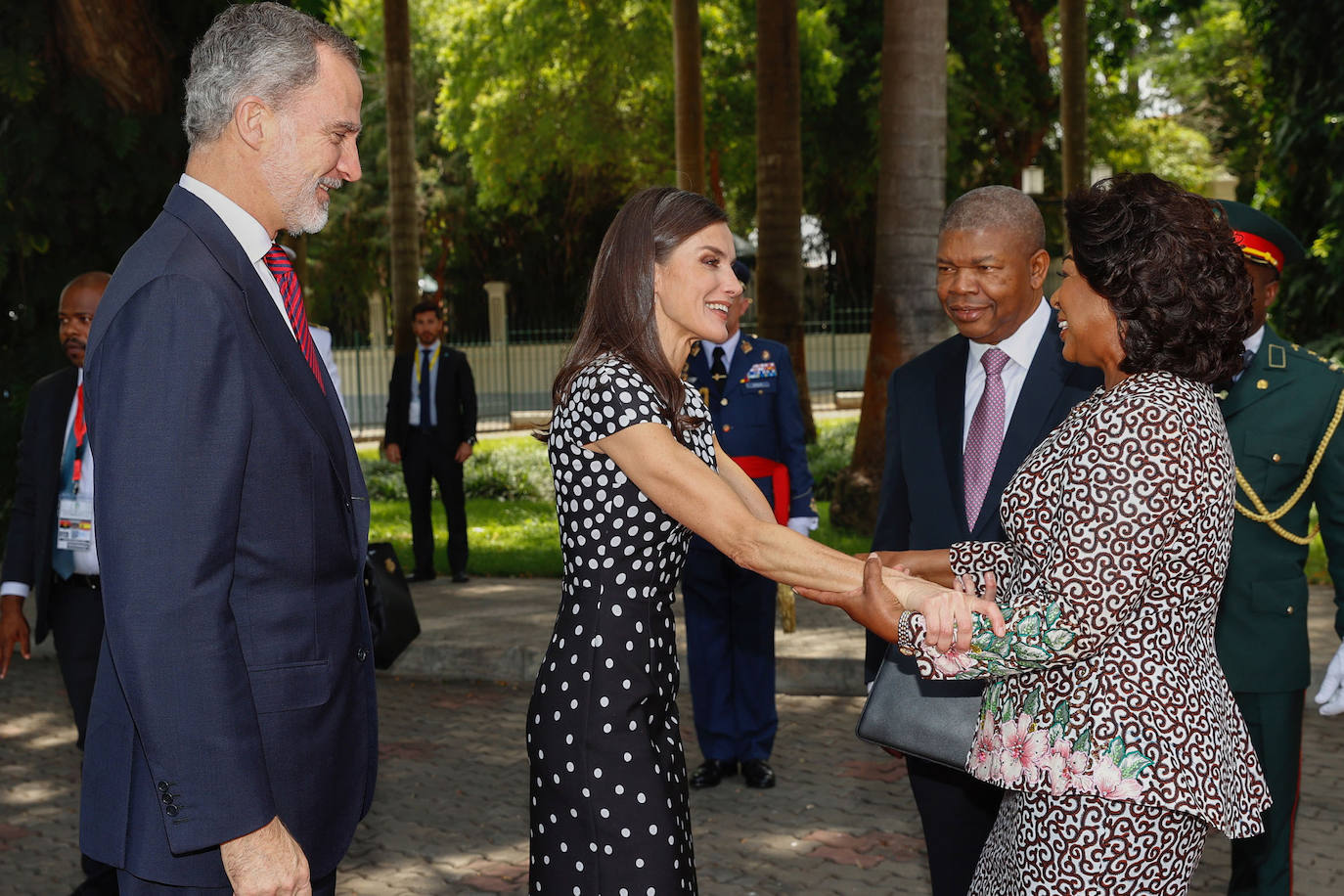 Fotos: El favorecedor look rosa con el que la reina Letizia aterriza en Angola