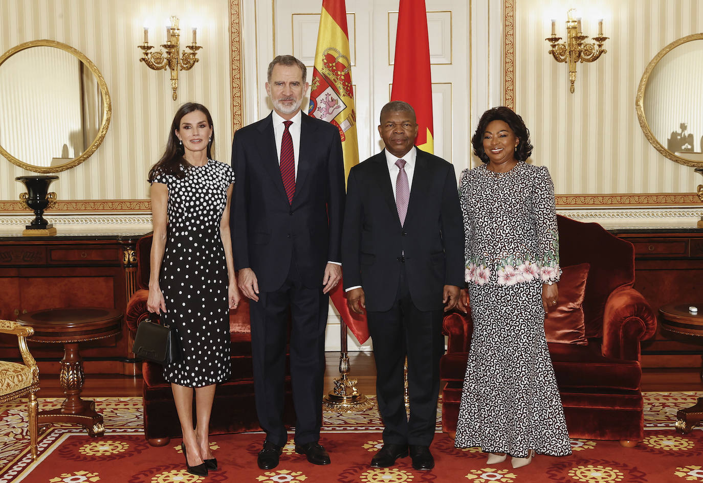 Fotos: El favorecedor look rosa con el que la reina Letizia aterriza en Angola