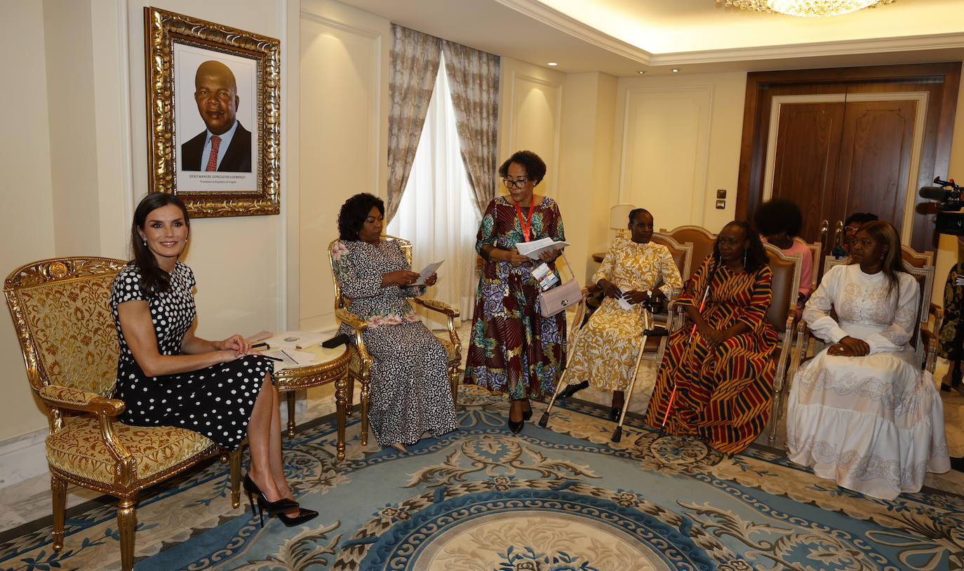 Fotos: El favorecedor look rosa con el que la reina Letizia aterriza en Angola