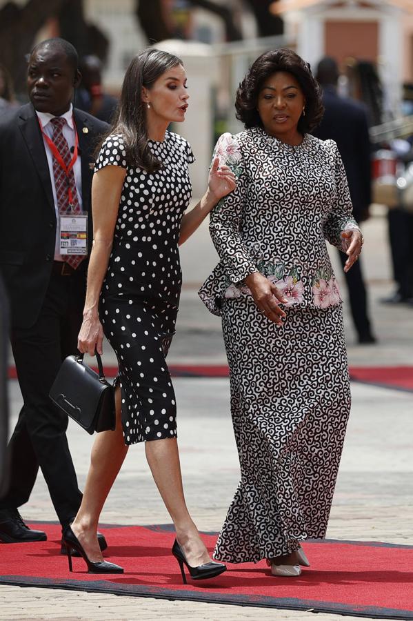 Fotos: El favorecedor look rosa con el que la reina Letizia aterriza en Angola