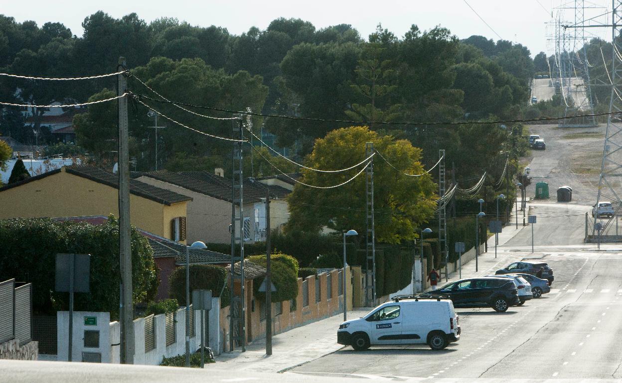 Una calle con chalés cercanos al bosque de la Vallesa. 