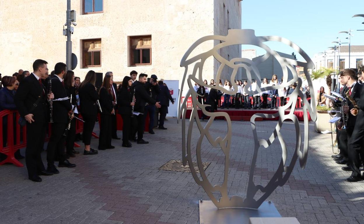 La escultura de homenaje al Cant de la Carxofa. 