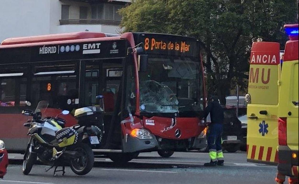 Imagen del accidente del autobús de la EMT. 