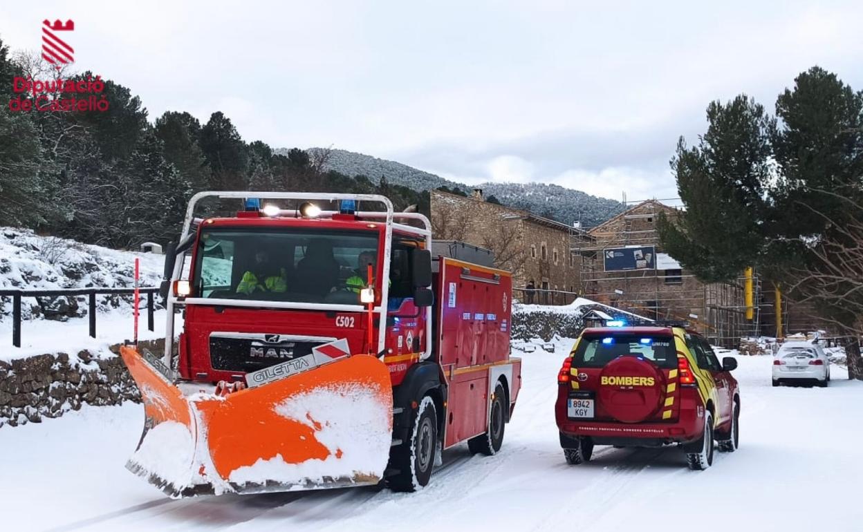 Equipos de bomberos retirando nieve.