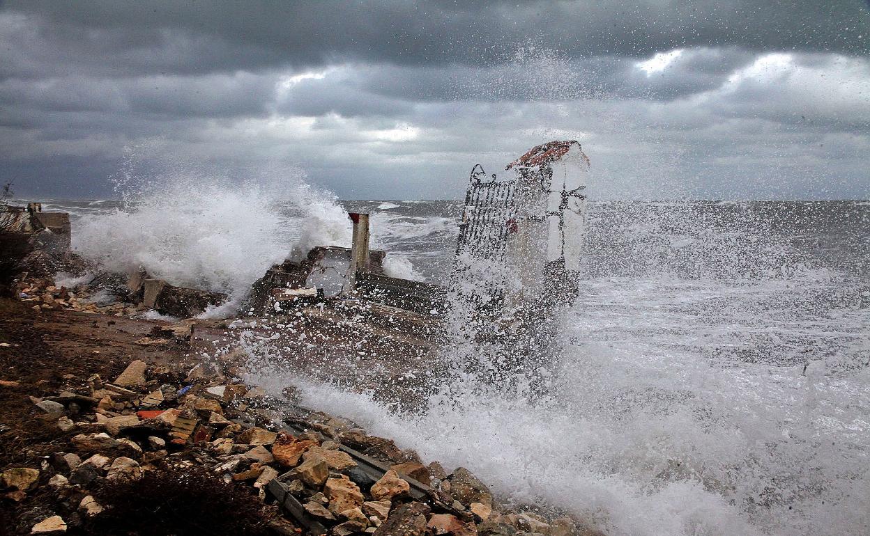 La puerta del resto de muro que quedaba del temporal Gloria azotada por el oleaje este martes. 