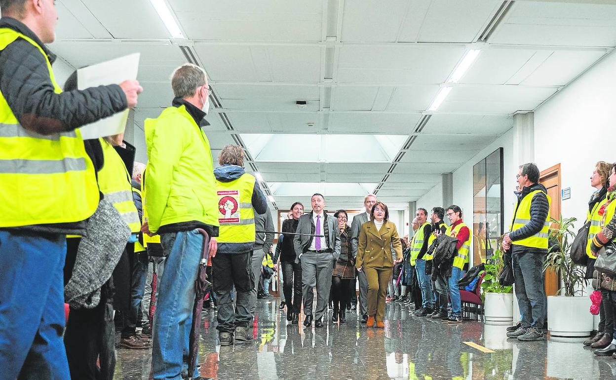 Los rectores y rectoras, recibidos por los informáticos en huelga poco antes de empezar el acto. 