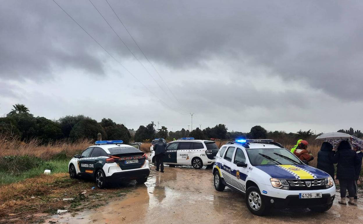 Los agentes tratan de mediar con el hombre. 