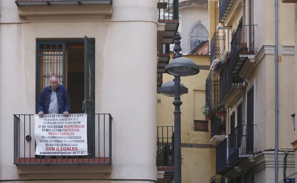 Protesta de un vecino por la masiva presencia de apartamentos turísticos en Ciutat Vella. 