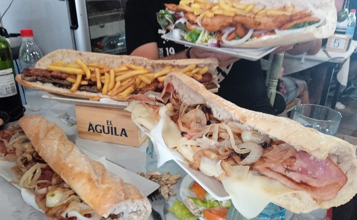 Varios de los bocadillos gigantes que se pueden comer en Ca Juan de Daimús. 