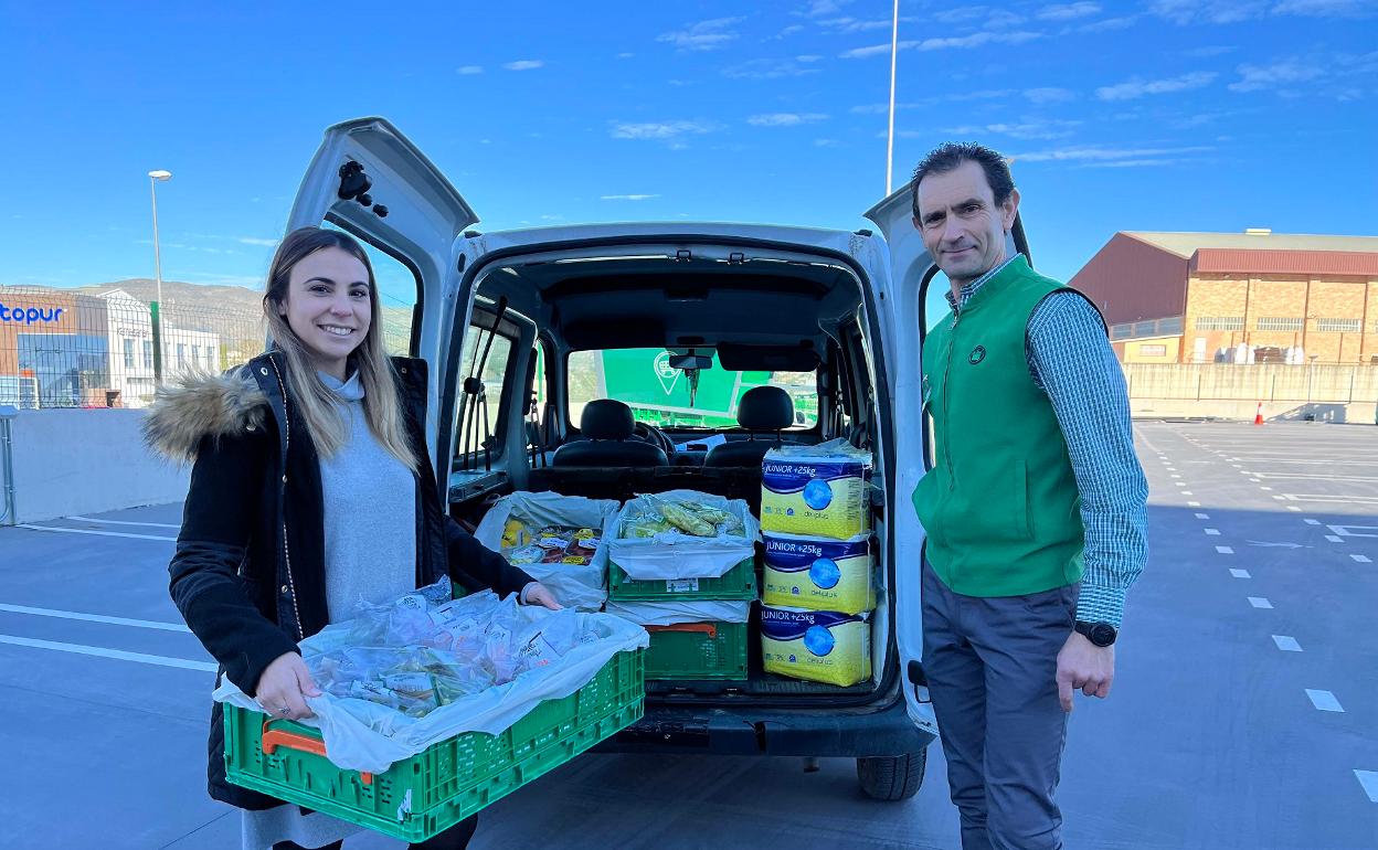 Trabajadores de Mercadona que reparten la comida a la residencia. 