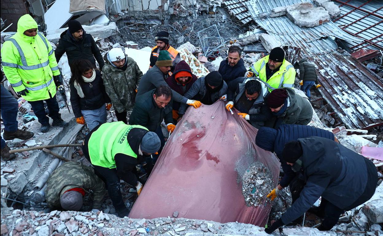 Labores de búsqueda y rescate en Turquía tras los terremotos.