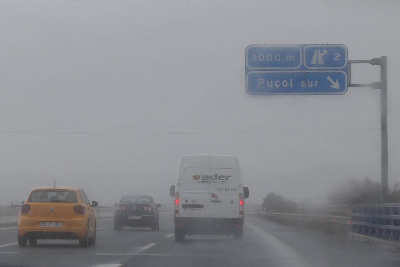 Varios vehículos circulan bajo la lluvia por la V-21 a su paso por Puçol.