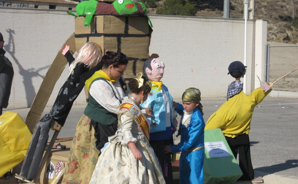 Alumnos (falleras y falleros) del colegio de Hurchillo con el monumento fallero que plantan cada año. 