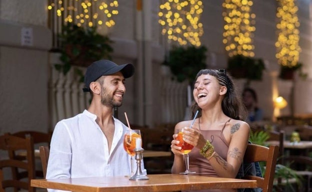 Pareja disfrutando en la terraza de la Lambrusqueria. 