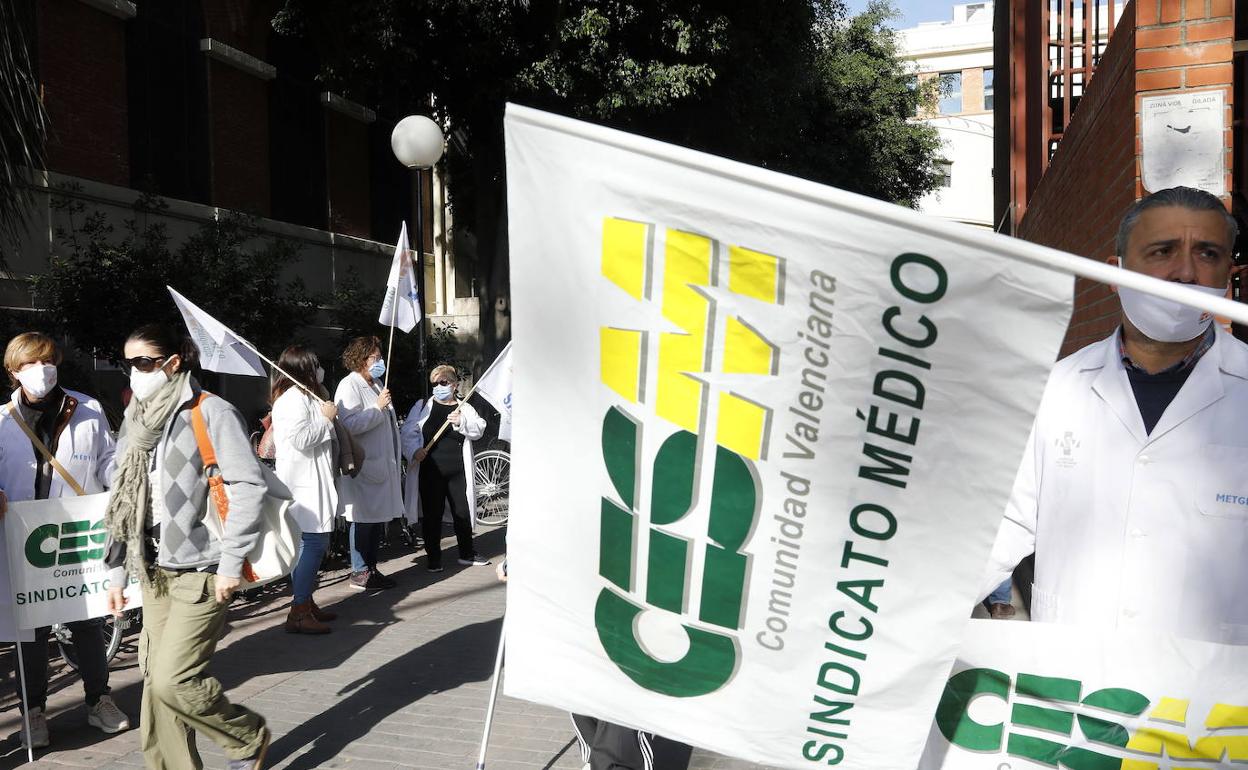 Una protesta convocada por el Sindicato Médico de la Comunitat (CESM-CV) frente a un hospital valenciano.