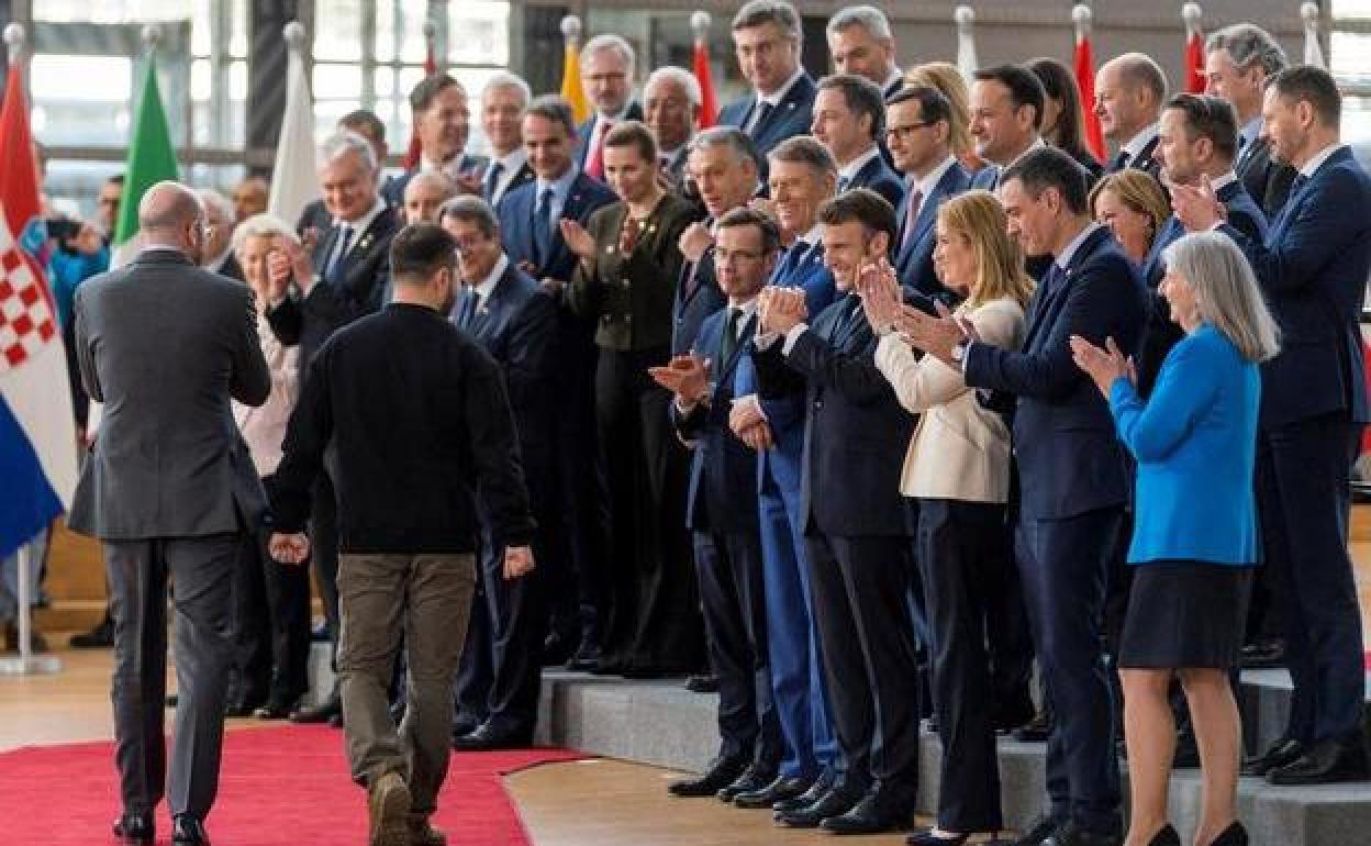 Volodímir Zelenski fue recibido entre aplausos por los Veintisiete en Bruselas, donde cerró este jueves su gira europea