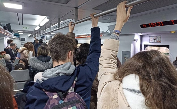 Viajeros en un tren de Cercanías a Gandia. 