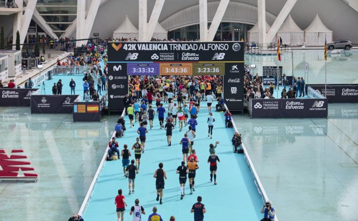 Llegada del Maratón de Valencia de 2022. 