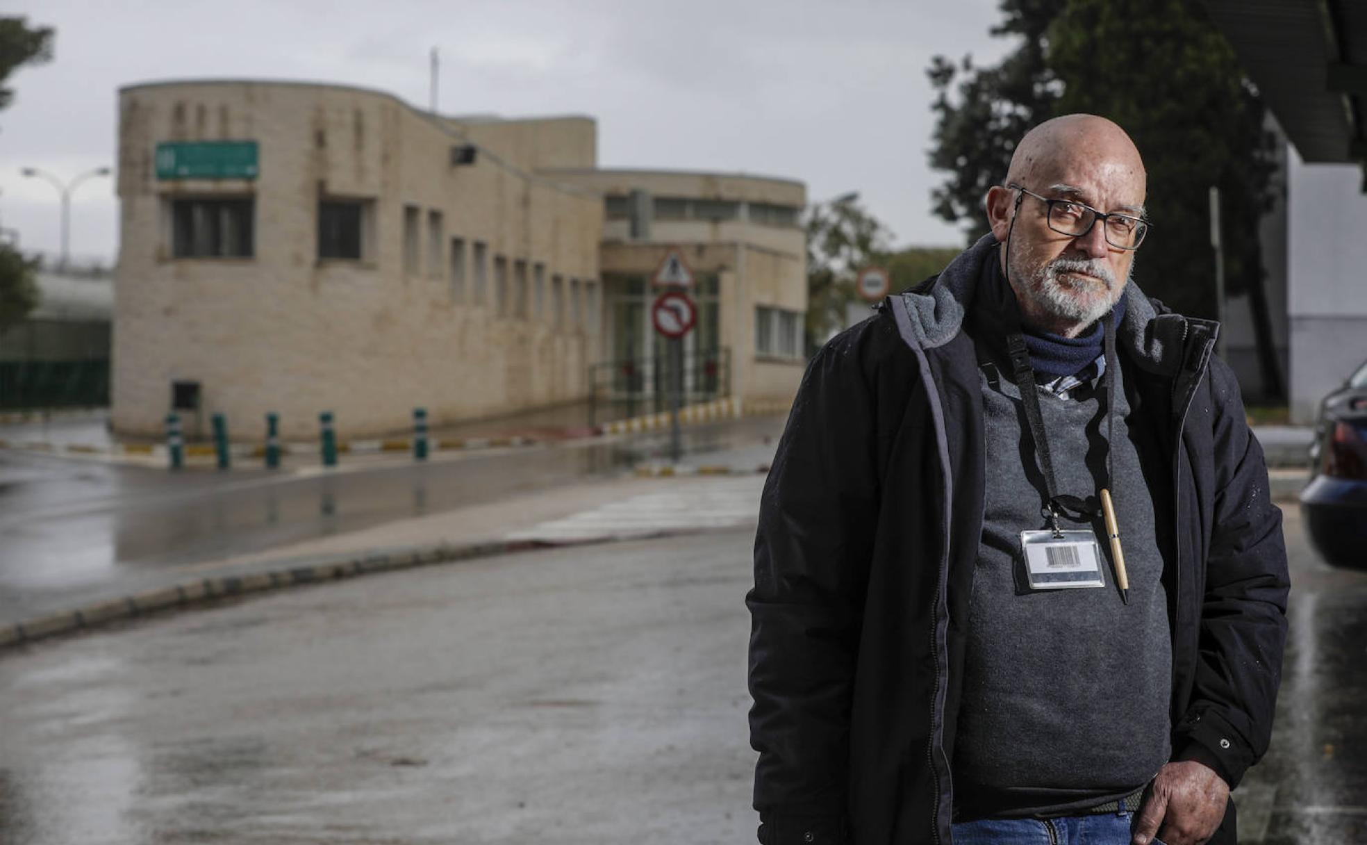 El jesuita Mariano Moragues, en el acceso a la cárcel de Picassent.