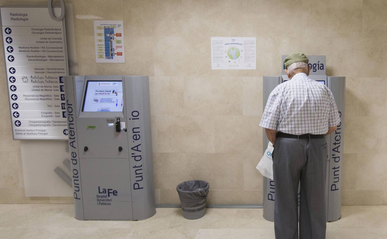 Un usuario en los puntos de atención del hospital La Fe de Valencia.