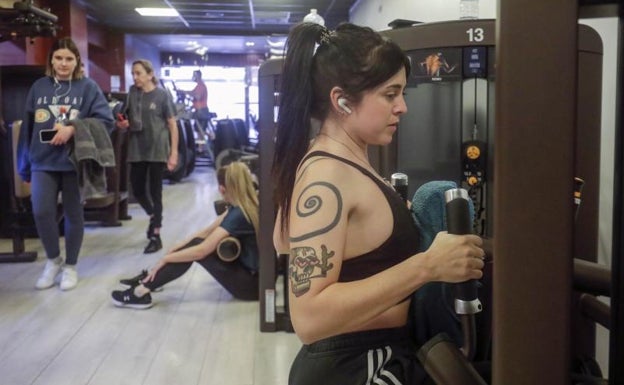 Una joven hace ejercicio en un gimnasio de Valencia. 