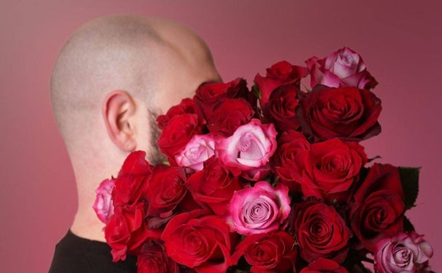 Imagen principal - Arriba, rosas rojas y rosas de Absoluta Flora. Abajo, Daniel Fombuema, de Selvatica con el centro Kubik, que recrea un trozo de jardín. A la derecha, Mateo Climent, de Sinmas Flores, con su propuesta para San Valentín.