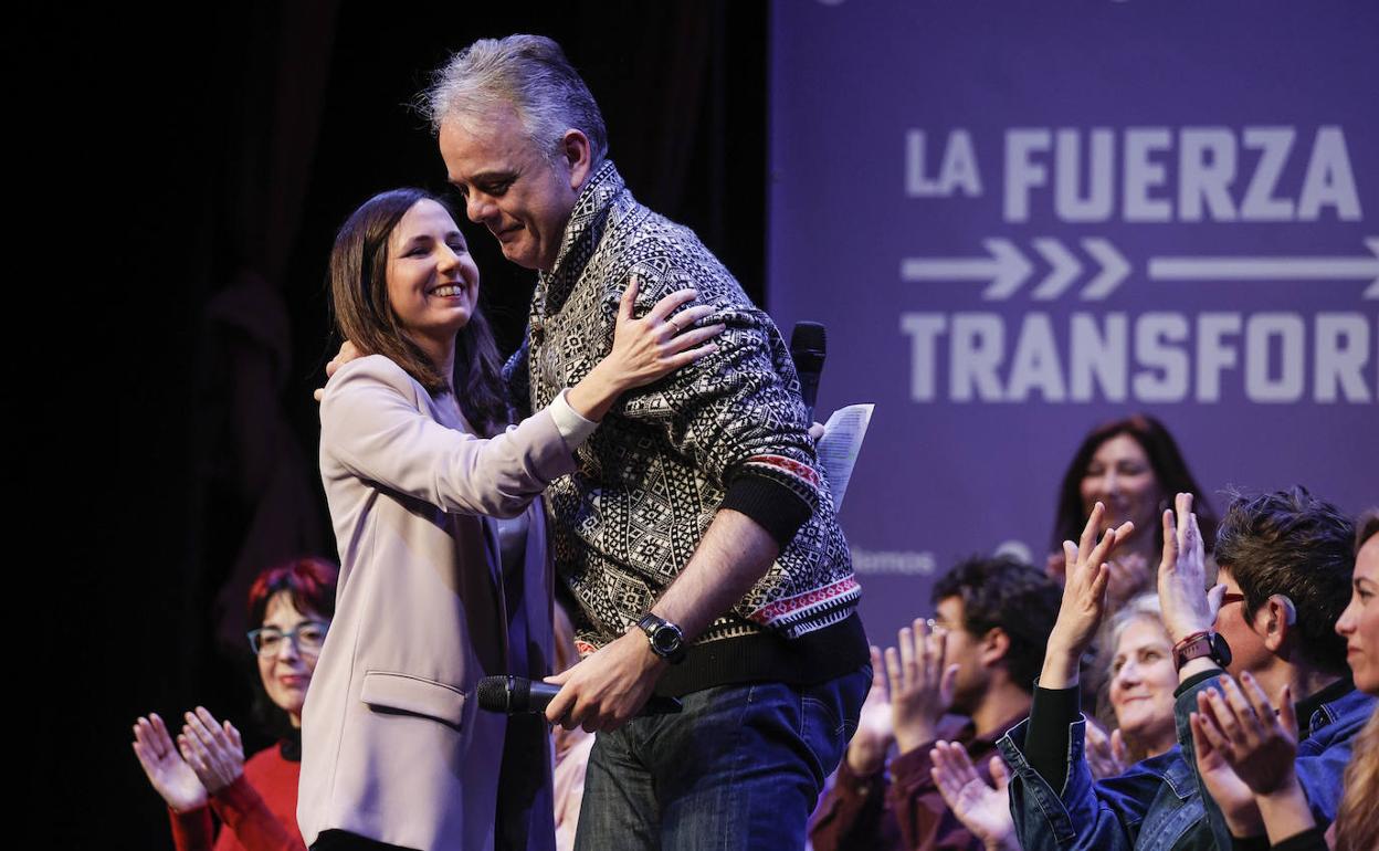 La ministra Ione Belarra junto al vicepresidente del Consell, Héctor Illueca.