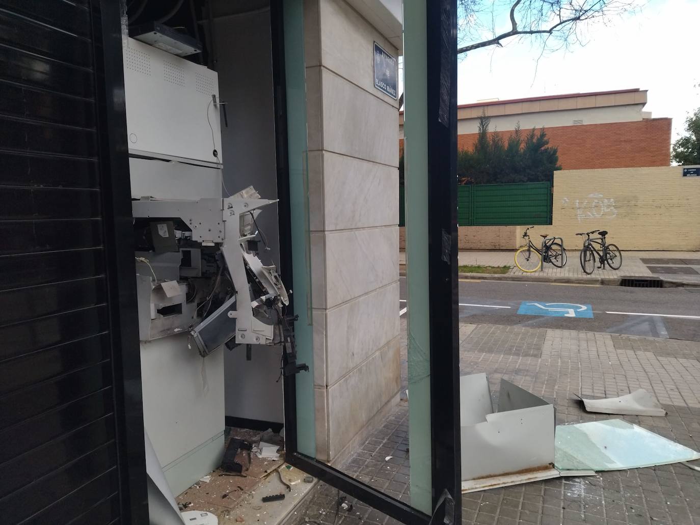 Fotos: Una banda asalta con explosivos un cajero de una sucursal bancaria en Valencia