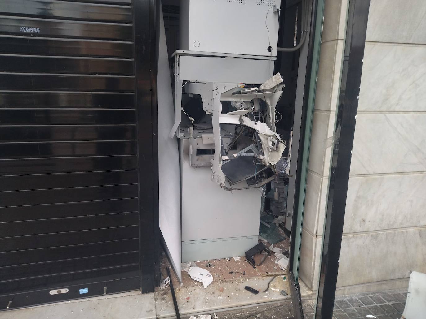 Fotos: Una banda asalta con explosivos un cajero de una sucursal bancaria en Valencia