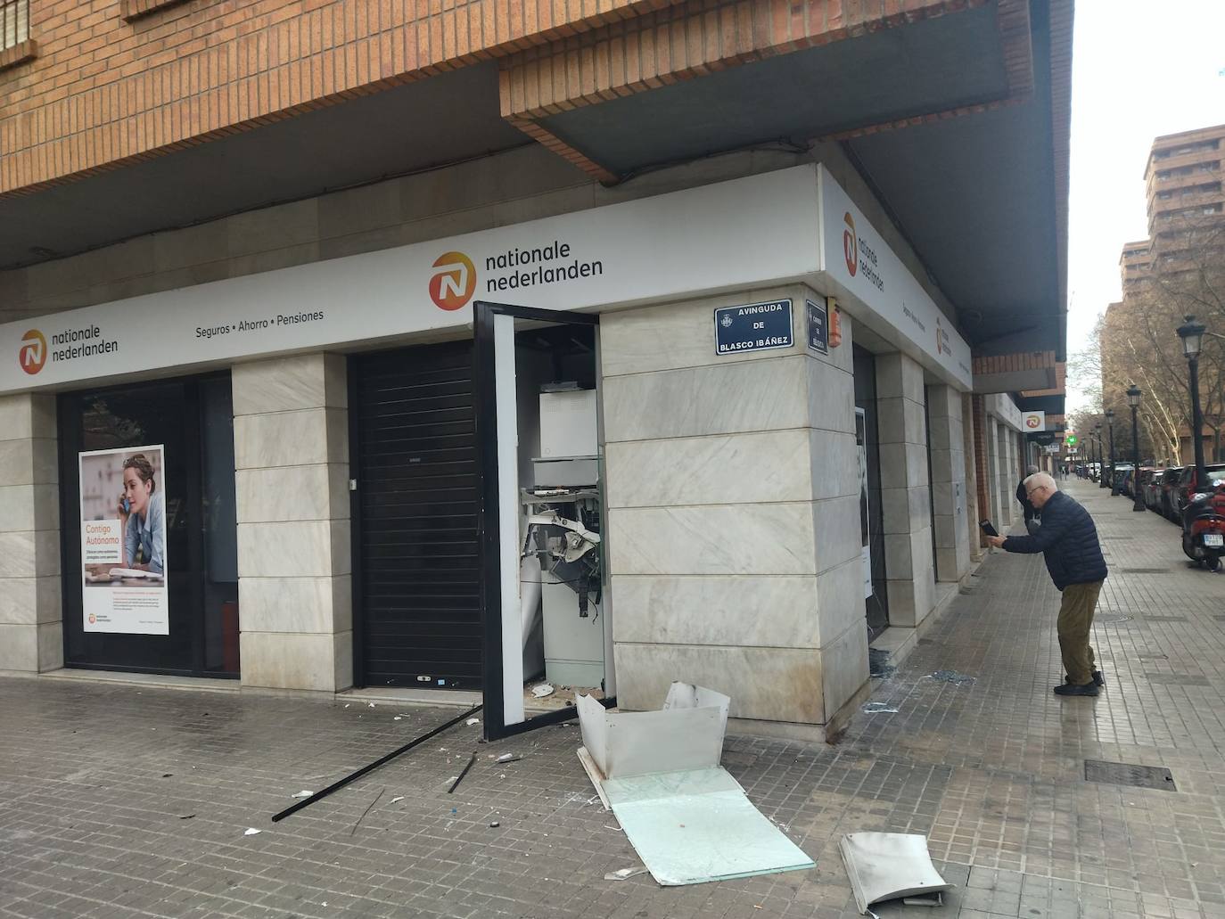 Fotos: Una banda asalta con explosivos un cajero de una sucursal bancaria en Valencia