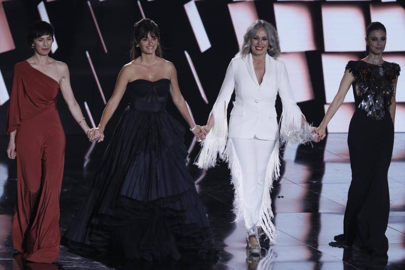 Las actrices (i-d) Ariadna Gil, Penélope Cruz, Miriam Díaz Aroca y Maribel Verdú presentan el Goya a la mejor película. 