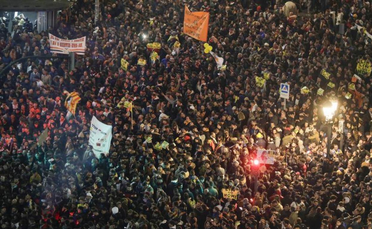 Miles de valencianistas protestas en la Avenida de Suecia contra la gestión de Lim. 