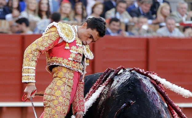 Antonio Ureña durante una faena. 