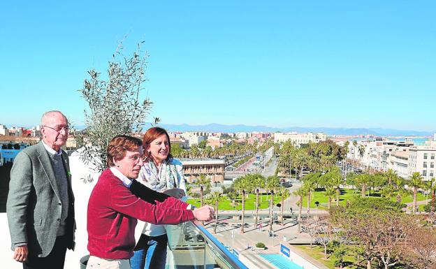 Desde la azotea. Con el paseo de Neptuno y la playa de la Malvarrosa al fondo.