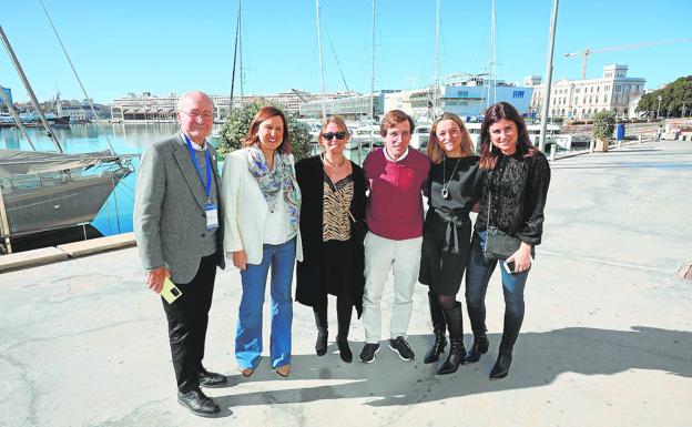 Admiradoras. Los alcaldes y la candidata, con tres mujeres que reconocieron a Almeida y le pidieron un selfi.