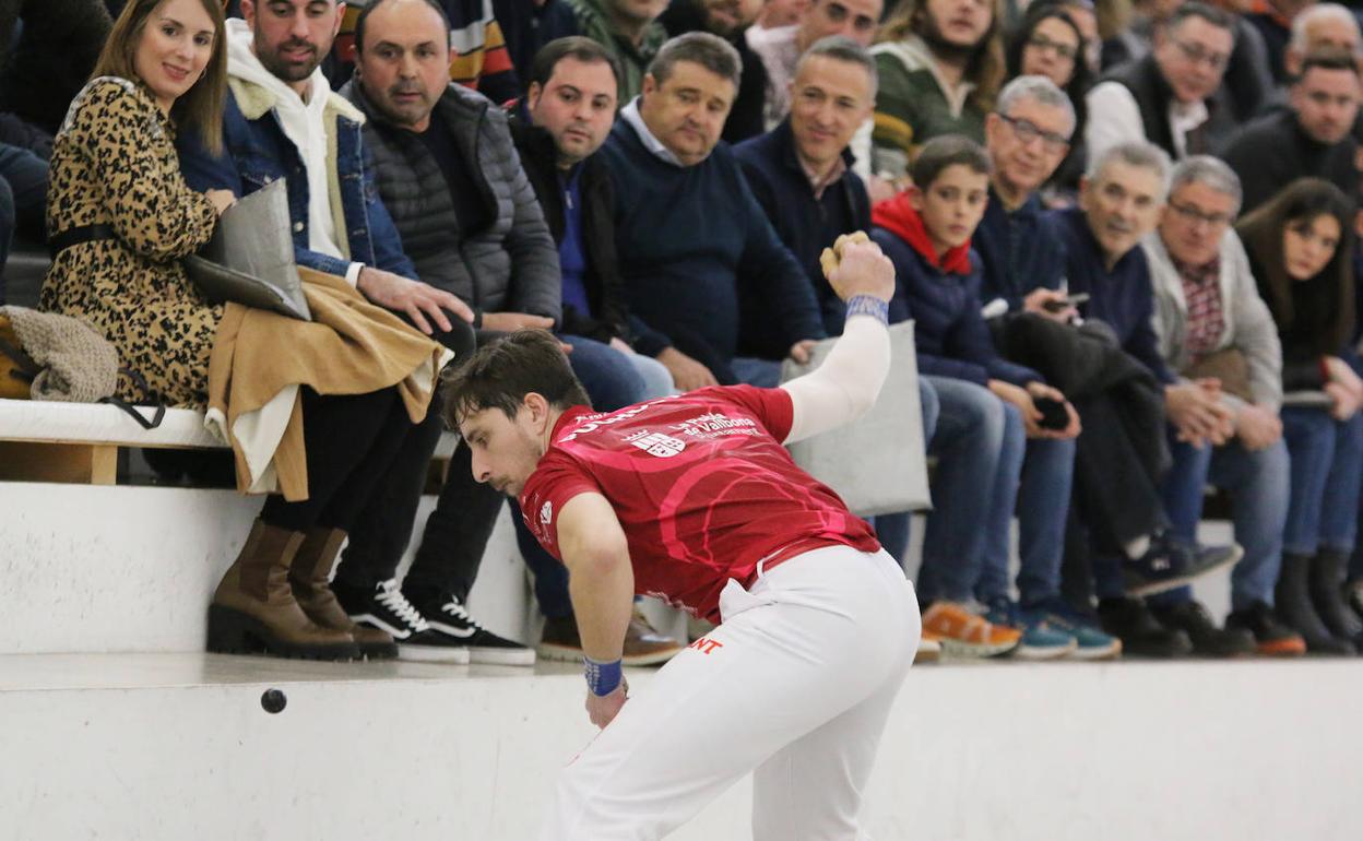 Puchol II la juega junto a la escala en una partida de la Lliga- 