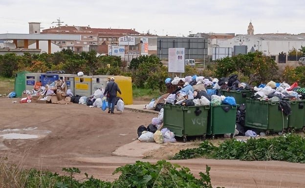 Un hombre deposita varias bolsas en una de las zonas habilitadas. 