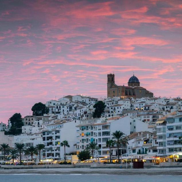 Altea (Alicante). Famosa por sus playas cristalinas, Altea se ha convertido en un destino turístico de sol y playa perfecto. 