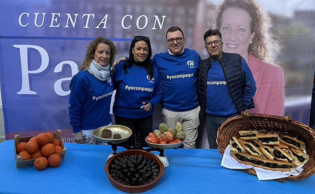 La candidata, Paqui Bartual (a la derecha), con el producto típico. 